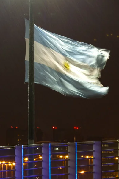 Vista nocturna de buenos aires bajo la lluvia y la bandera argentina — Foto de Stock