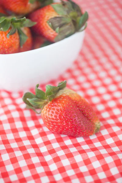 Fresas en tazón sobre tela a cuadros — Foto de Stock