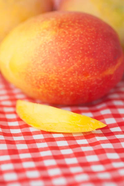市松模様のファブリック上のマンゴー フルーツ — ストック写真