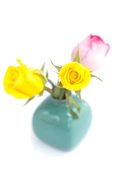 Bukett av färgglada rosor i vas isolerad på vit — Stockfoto
