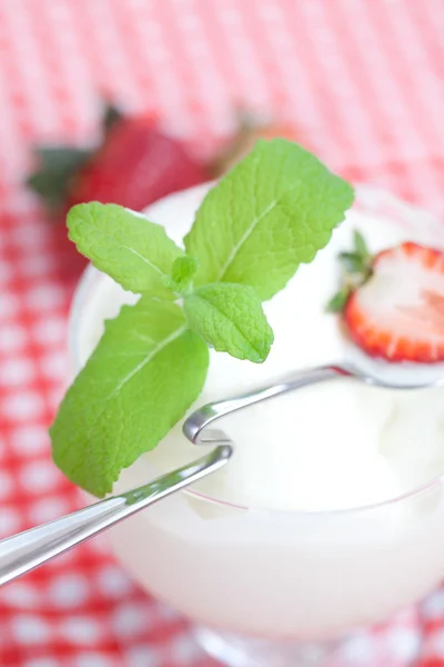 Ice cream met munt in een glazen kom en aardbei op geruite fabr — Stockfoto