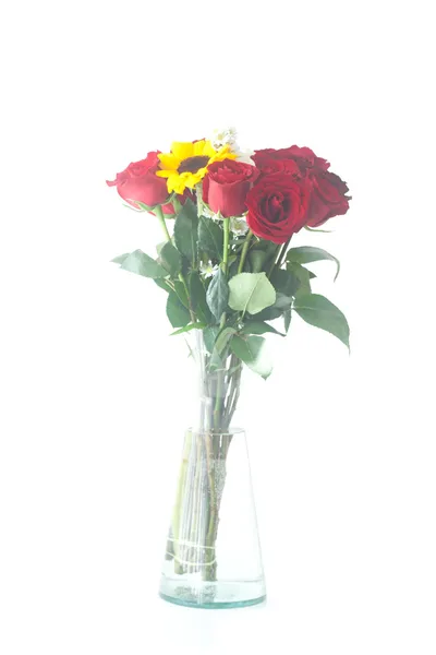 Ve ayçiçeği bir vazoda kırmızı gül buketi — Stok fotoğraf