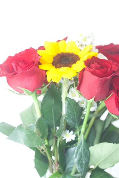束红玫瑰和插在花瓶里的向日葵 — 图库照片
