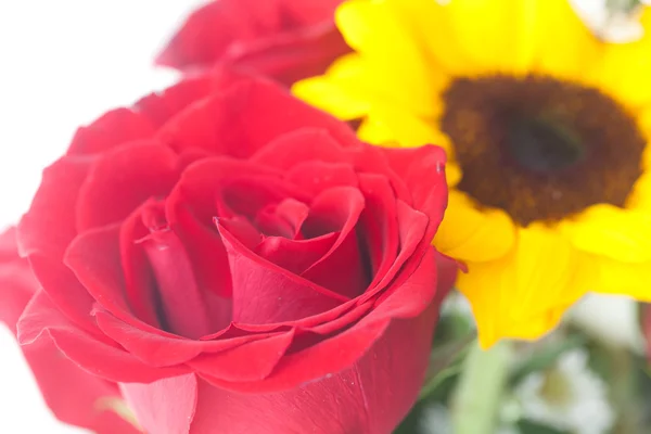 Buquê de rosas vermelhas e girassol em um vaso — Fotografia de Stock