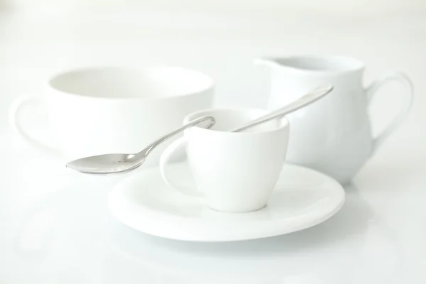 Taza blanca con platillo y jarra de leche — Foto de Stock