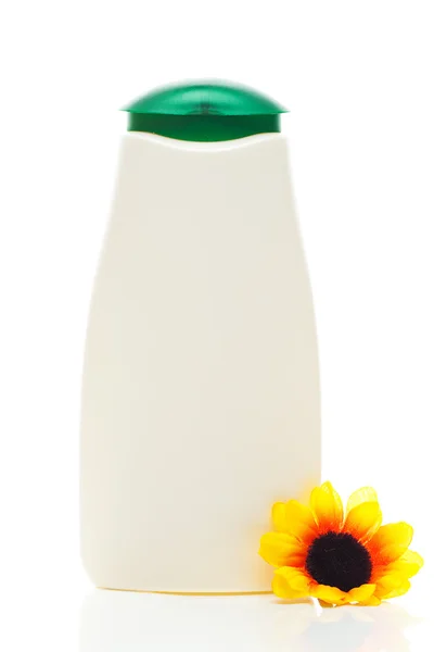 化妆品容器和孤立的白色衬底上的向日葵 — 图库照片