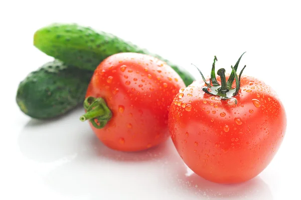 Tomate com gotas de água e pepinos isolados em branco — Fotografia de Stock