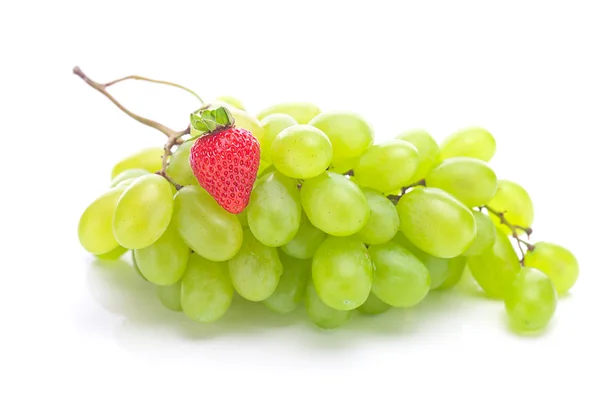 Bunch of white grapes and strawberries isolated on white — Stock Photo, Image