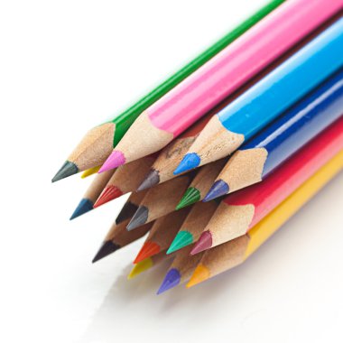 Beyaz üzerine izole edilmiş renkli kalemler