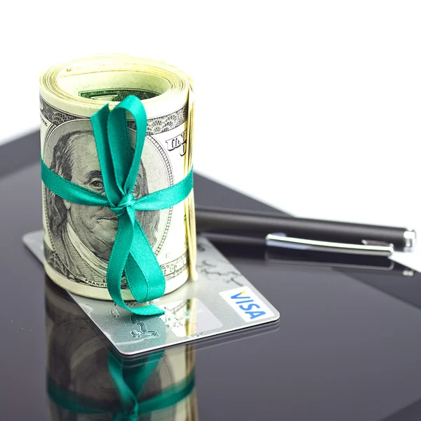 Tablet, tüp dolar, kredi kartı ve üzerinde beyaz izole kalem — Stok fotoğraf