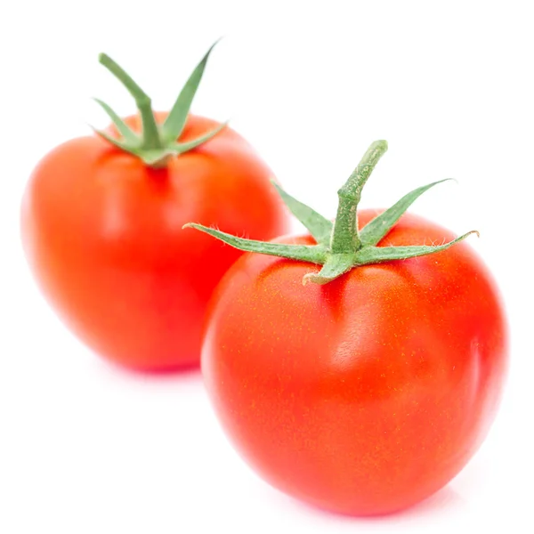 Tomate maduro vermelho isolado em branco — Fotografia de Stock