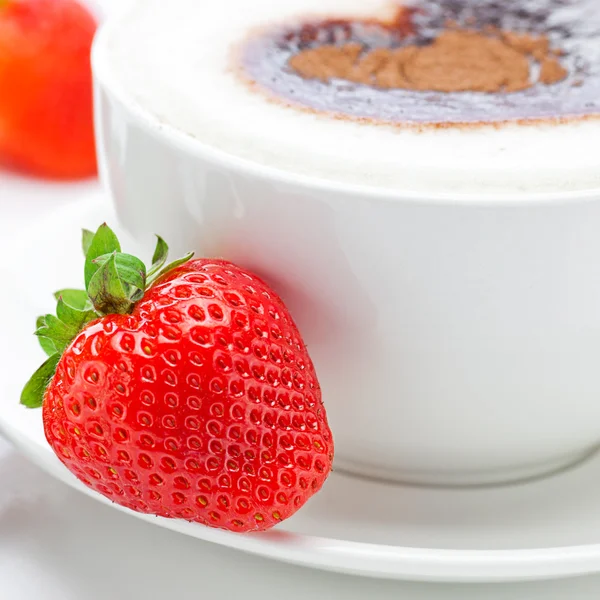 Cappuccino in einer Tasse in Herzform und Erdbeerisol — Stockfoto