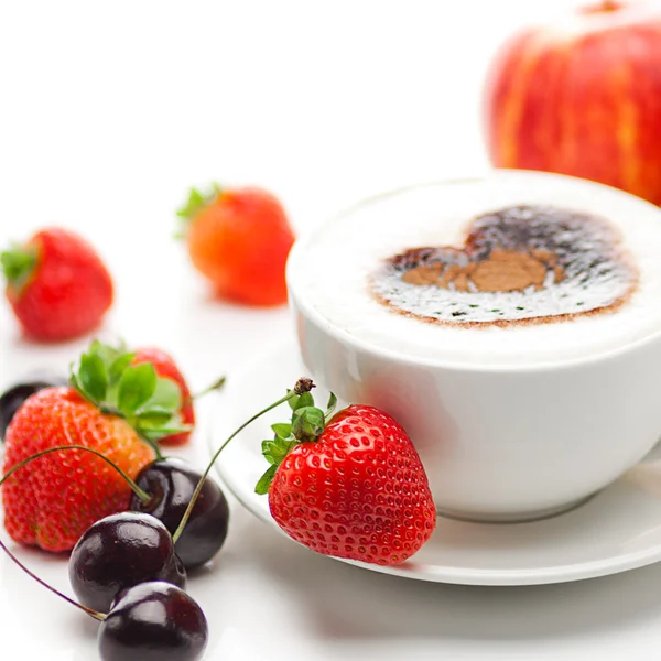 Cappuccino i en kopp i form av hjärtan, cherry, croissant och — Stockfoto