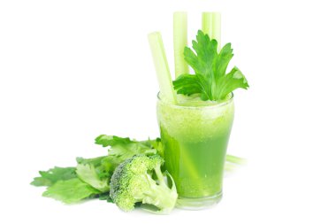 brokoli, kereviz ve cam üzerine beyaz izole kereviz suyu ile