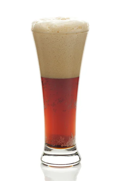 Bière foncée avec la mousse dans un grand verre isolé sur blanc — Photo