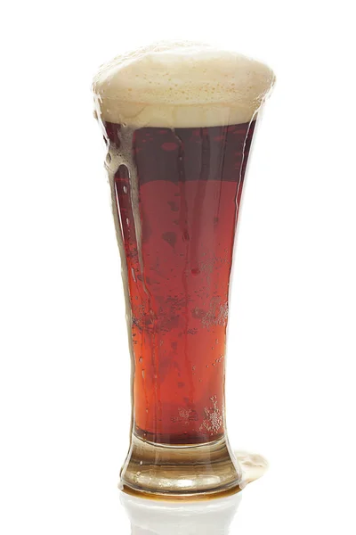 Dunkles Bier mit Schaum in einem hohen Glas isoliert auf weiß — Stockfoto