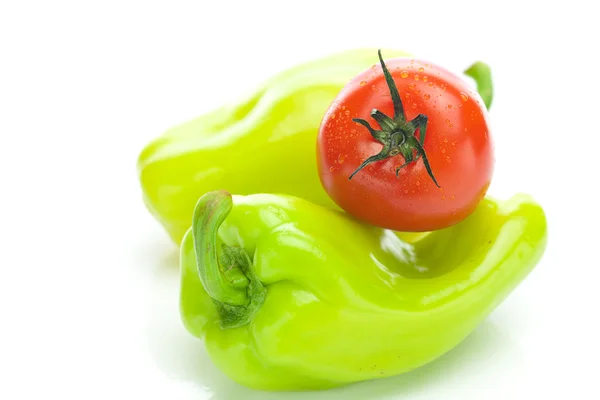 Tomaten und grüne Paprika isoliert auf weiß — Stockfoto