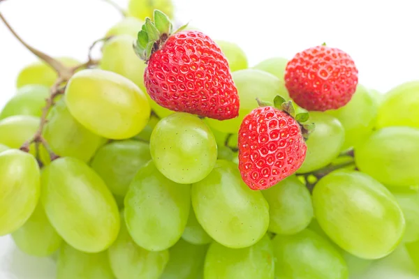 Bos van witte druiven en aardbeien op witte geïsoleerd — Stockfoto