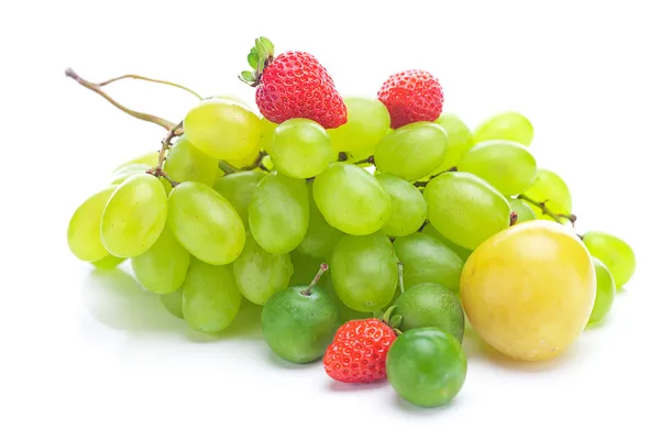 Racimo de uvas blancas, ciruelas y fresas aisladas sobre blanco —  Fotos de Stock