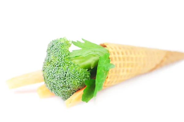 Havuç, kereviz, brokoli üzerinde beyaz izole bir gözleme koni — Stok fotoğraf