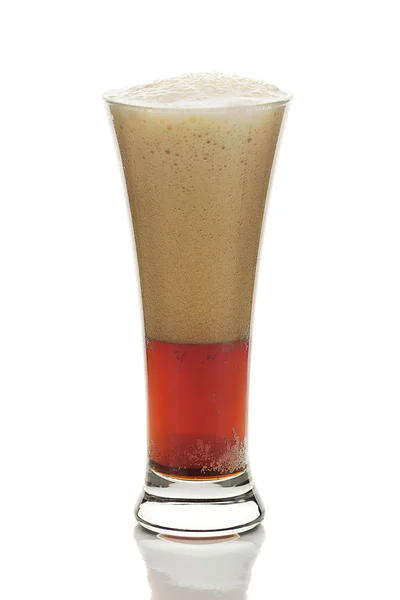 Bière foncée avec la mousse dans un grand verre isolé sur blanc — Photo