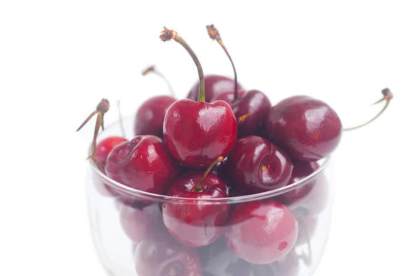 Cerezas en un recipiente de vidrio aislado en blanco —  Fotos de Stock