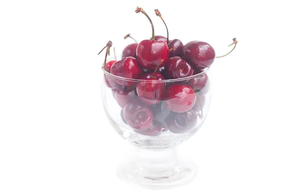 Cerises dans un bol en verre isolé sur blanc — Photo