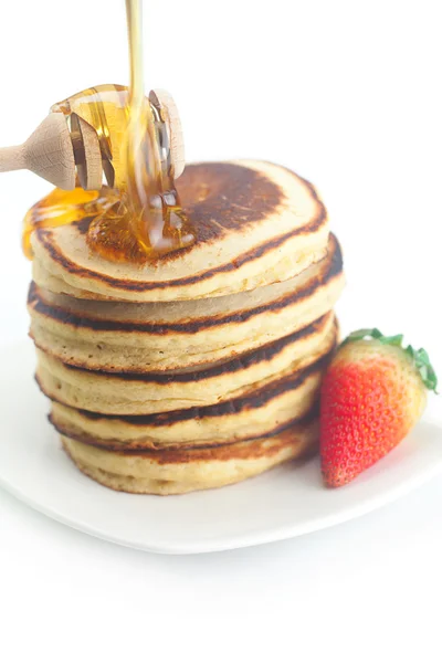 Pfannkuchen, Honig, Erdbeere und Stick auf Honig isoliert auf weiß — Stockfoto