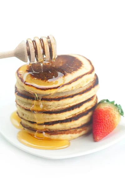 Pfannkuchen, Honig, Erdbeere und Stick auf Honig isoliert auf weiß — Stockfoto