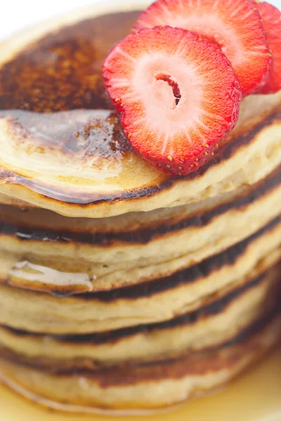 Panqueques, miel y fresa aislados en blanco — Foto de Stock