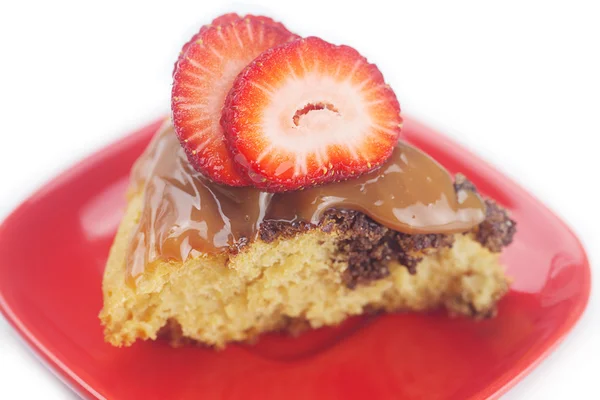 Gâteau au lait condensé et fraises isolé sur blanc — Photo