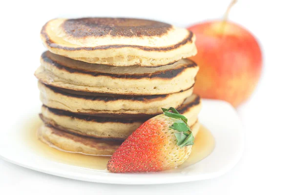 Pannkakor, apple och jordgubbar isolerad på vit — Stockfoto