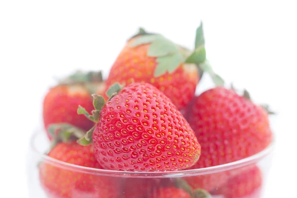 Aardbei in een glazen kom geïsoleerd op wit — Stockfoto