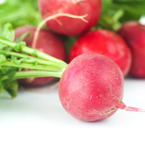 Saftige rote Radieschen mit grünen Blättern isoliert auf weißen — Stockfoto