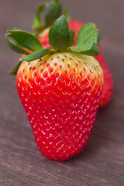 Κόκκινο χυμώδης φράουλα σε μια ξύλινη επιφάνεια — Φωτογραφία Αρχείου