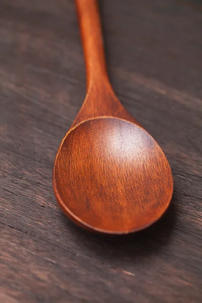 Ξύλινο κουτάλι σε μια ξύλινη επιφάνεια Εικόνα Αρχείου