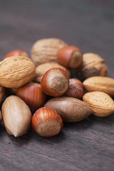 Haldy ořechů na dřevěný podklad Royalty Free Stock Obrázky