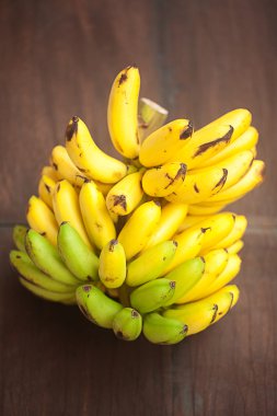 Tahta bir yüzey üzerinde muz demeti