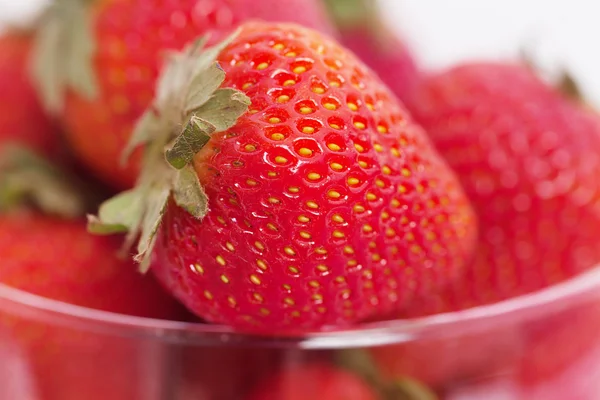 Fraise dans un bol en verre isolé sur blanc — Photo