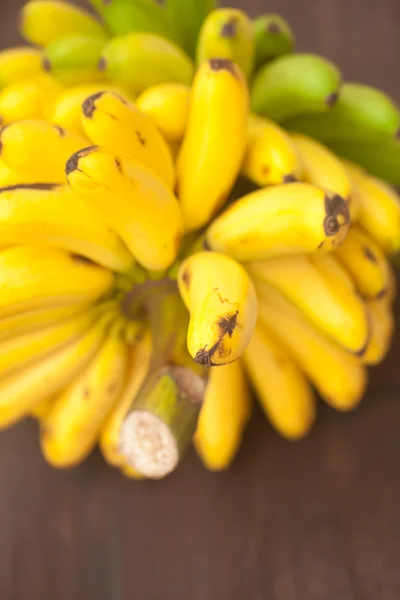 Grupo de bananas em uma superfície de madeira — Fotografia de Stock