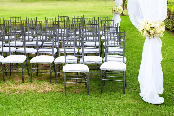 Wedding marquee with bouquets of roses — Stock Photo, Image