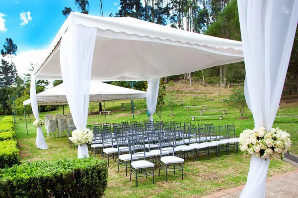 Chapiteau de mariage avec bouquets de roses — Photo