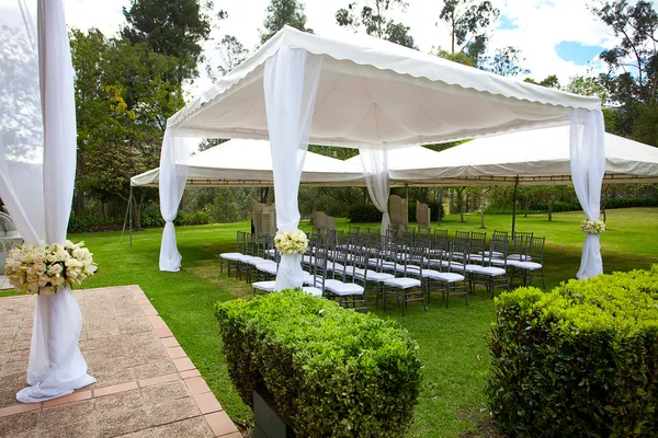 Wedding marquee with bouquets of roses — Stock Photo, Image