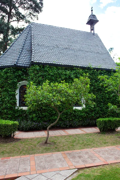 Malá kaple s zelenými stromy — Stock fotografie