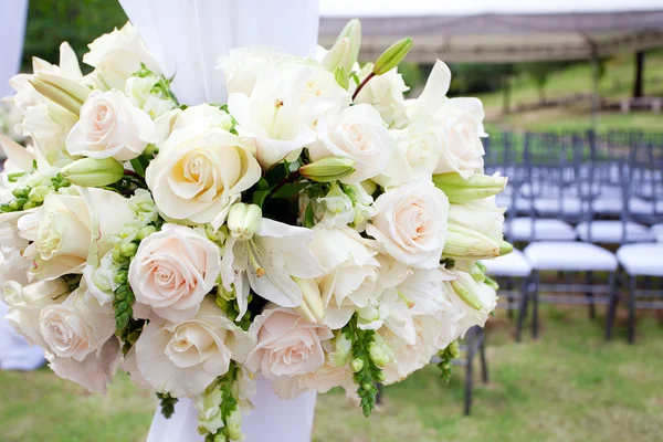 Wedding marquee with bouquets of roses — Stock Photo, Image