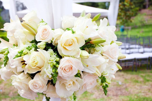 Wedding marquee with bouquets of roses — Stock Photo, Image