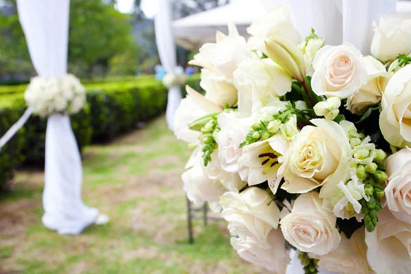 Wedding marquee with bouquets of roses — Stock Photo, Image