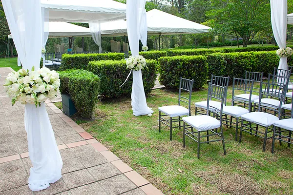 Carpa de boda con ramos de rosas —  Fotos de Stock