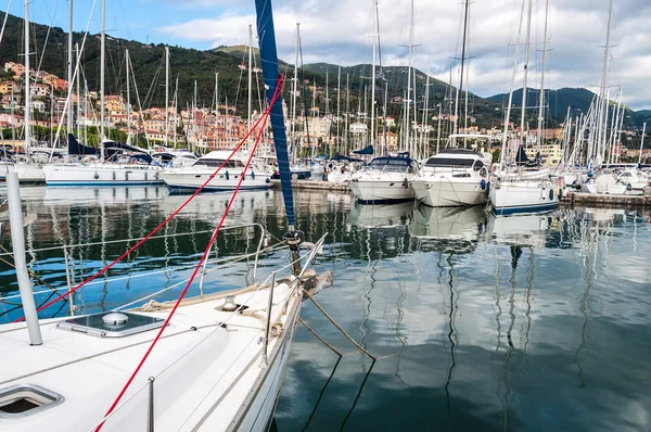 Marina Harbor segelbåtar — Stockfoto