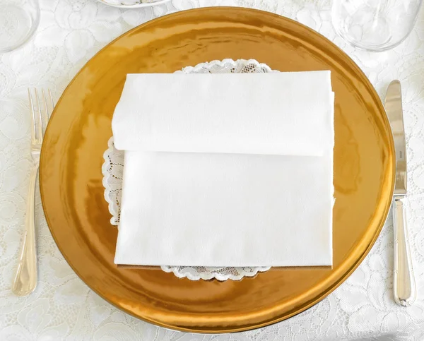 Golden plate in wedding catering — Stock Photo, Image
